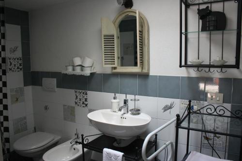 奇斯泰尼诺I Trulli Di Acquarossa的一间带水槽、卫生间和镜子的浴室