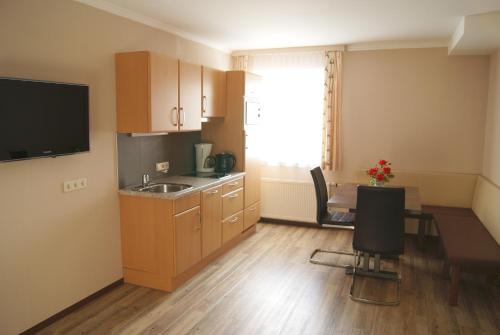 弗拉绍哈茨乐奔公寓的小厨房配有水槽和桌椅
