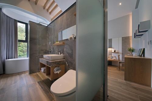 鱼池乡朵丽丝旅店的一间带卫生间和水槽的浴室