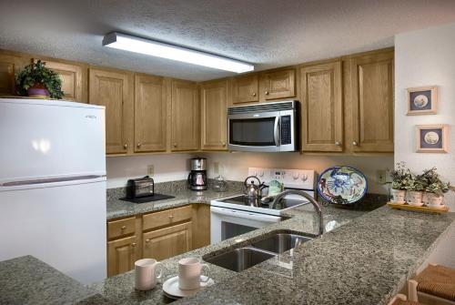 默特尔比奇Carolina Winds的厨房配有白色冰箱和水槽