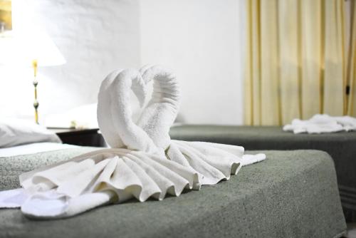 皮纳马尔波萨达佩科斯酒店的在酒店客房的床上方的毛巾