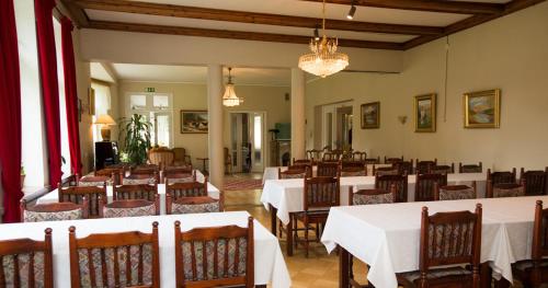 UlvilaVilla Helleranta的一间设有白色桌椅的用餐室