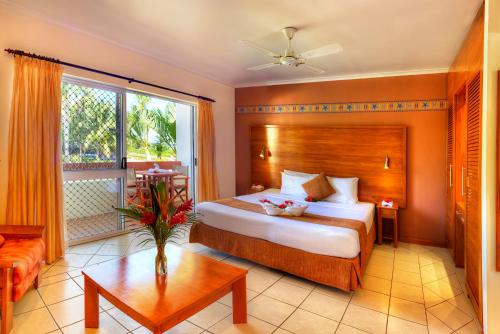 克罗托格贝达拉海滩旅馆的一间卧室设有一张床和一个大窗户