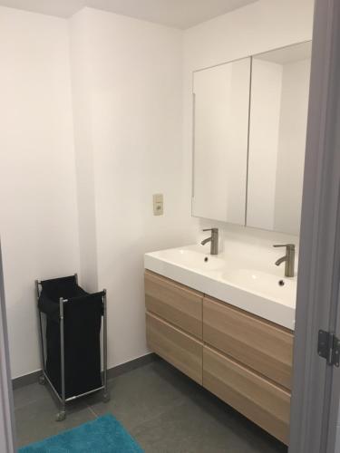 KortenbergCasa Akuta Airport Flat的浴室设有白色水槽和镜子
