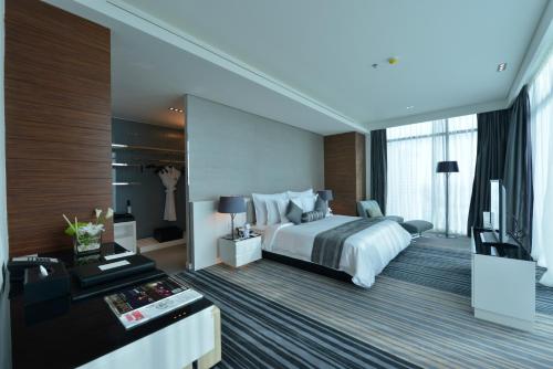 麦纳麦拉米Spa大酒店的酒店客房,配有床和电视