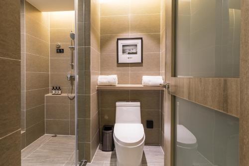 青岛青岛机场城阳万象汇亚朵酒店的一间带卫生间和淋浴的小浴室