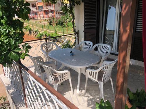 普利莫顿Villa Lorenta Apartments的阳台上配有蓝色的桌椅