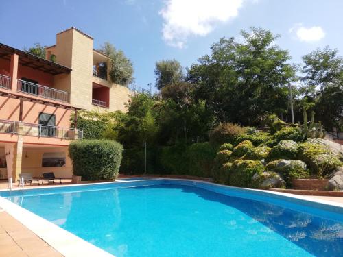 赞布隆内Residenza Mediterranea的房屋前的游泳池