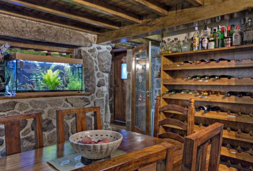 O SistoCasa Rural Vella da Rivera的一间带桌椅的用餐室