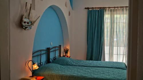 阿达玛斯里奥格玛酒店的一间卧室设有两张带拱形窗户的床