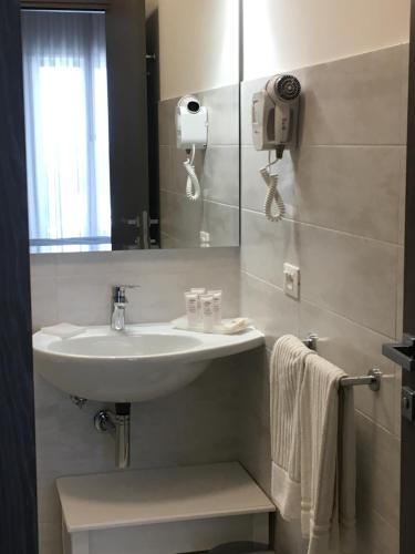 维耶斯泰Hotel Puglia Garden的一间带水槽和镜子的浴室