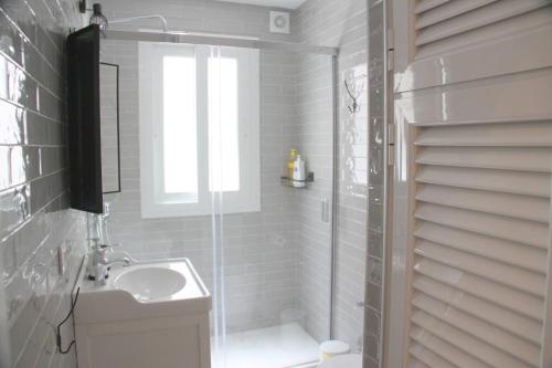 塞维利亚Muro Center的带淋浴和盥洗盆的白色浴室