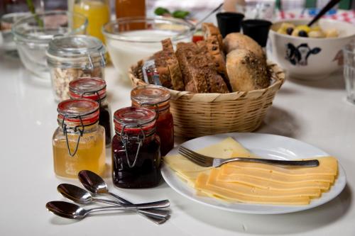 GarmingeOnder de Appelboom的一张桌子,上面放着一篮面包和一盘奶酪