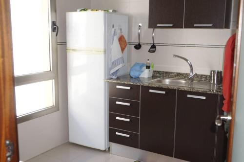 阿雷西费Casa Bellambriana的厨房配有白色冰箱和水槽