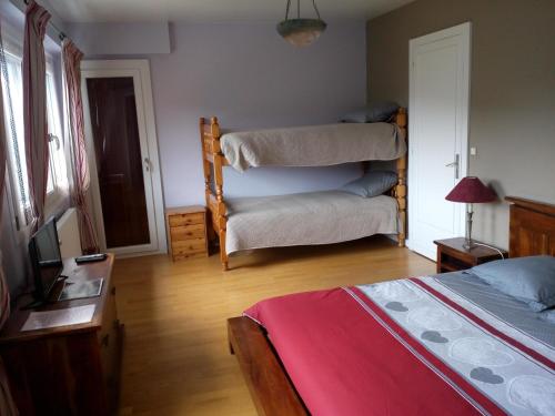 拉布雷斯Bellavie - Maison d'hôtes的一间卧室配有一张床和一叠毯子