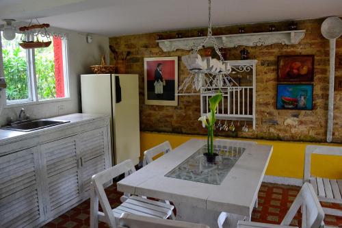 派帕德尔温托别墅度假屋的厨房配有桌椅和冰箱。