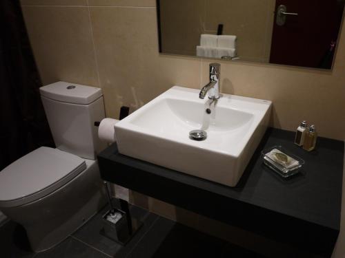 阿利坎特拉波图格萨公寓式酒店的浴室配有白色水槽和卫生间。