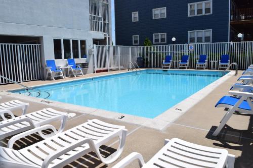 大洋城Beachcomber Motel的一个带躺椅的游泳池和一个游泳池