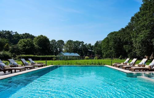 巴德茨维什安雅阁豪斯艾登齐罗曼蒂克酒店的一个带躺椅的游泳池和一个游泳池