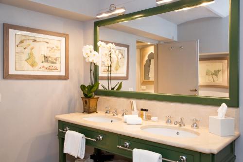 佛罗伦萨加木格里诺侯爵宫依波娜酒店的一间带两个盥洗盆和大镜子的浴室