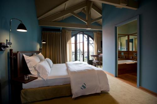 阿卡雄海沃尔城镇酒店的一间带特大号床的卧室和一间浴室