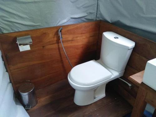达瓦拉维Makulu Safari Camping的帐篷内带卫生间的小浴室
