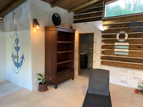 皮里亚波利斯达米罗乡村民宿的配有木制橱柜和椅子的房间