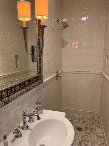 新奥尔良Terrell House Bed and Breakfast的浴室设有白色水槽和镜子