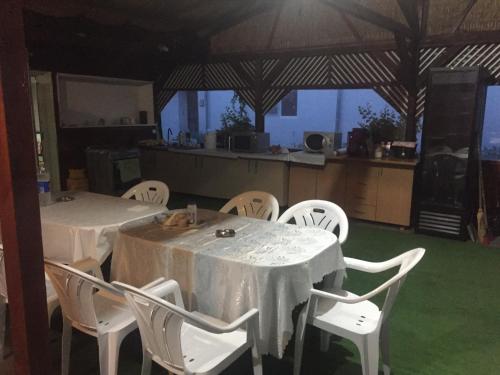 多亚马伊Casa Cleopatra 2 MAI的用餐室配有2张桌子和白色椅子