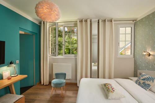 巴黎Le Vert Galant - Auberge Etchegorry的卧室配有床、椅子和窗户。