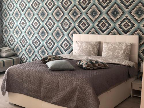 锡拉迈埃Vanilla Sky Apartments的一间卧室配有一张蓝色墙壁的床