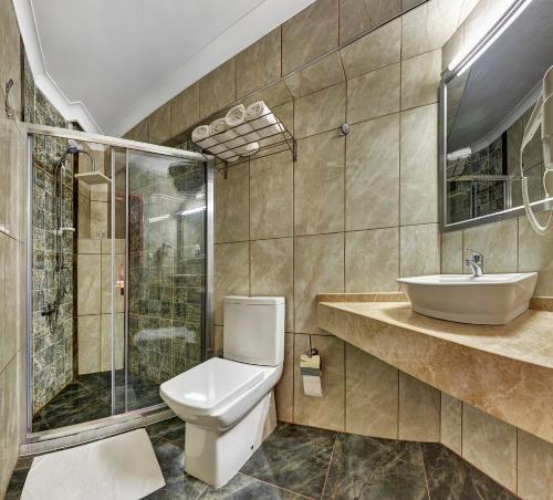 比尔卢库酒店的一间浴室