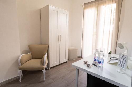 卡尼卡特伊Al Qatta Bed & Breakfast的客房设有书桌、椅子和窗户。