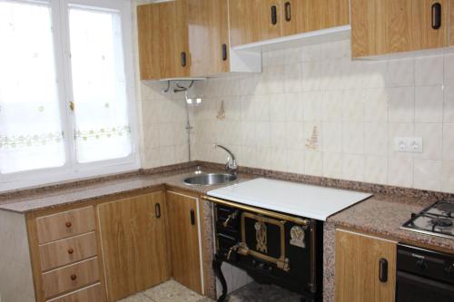利洛Casa do Roxo de Rinlo Nº REGISTRO VUT-LU-00706的一个带水槽和炉灶的空厨房