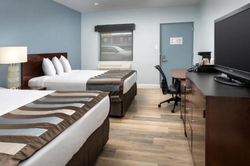 华盛顿常春藤城市酒店的酒店客房设有两张床和一台平面电视。