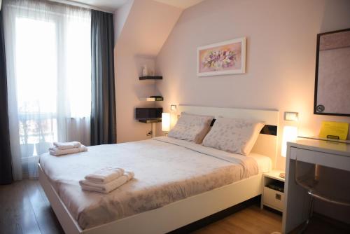 DERELLI Deluxe and DERELLI Adorable apartments客房内的一张或多张床位
