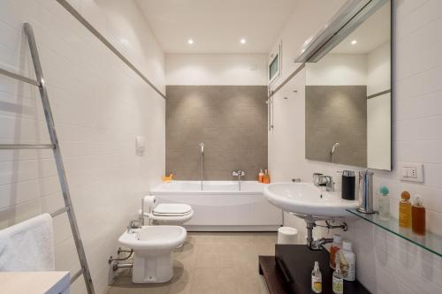 博洛尼亚Il Terrazzo di San Colombano的浴室配有卫生间、盥洗盆和浴缸。