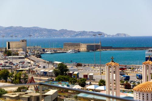 海若克利欧Heraklion chic and minimalistic apartment with sea view的水体城市景观