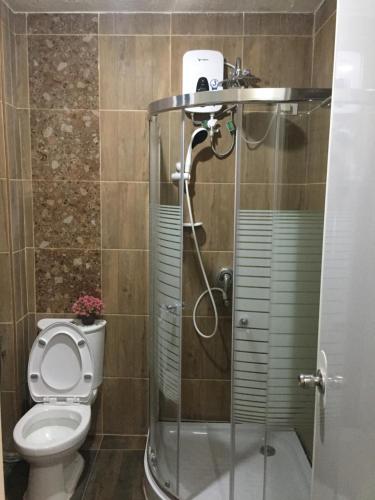DaetMIRASOL Residences的一间带卫生间和淋浴的浴室
