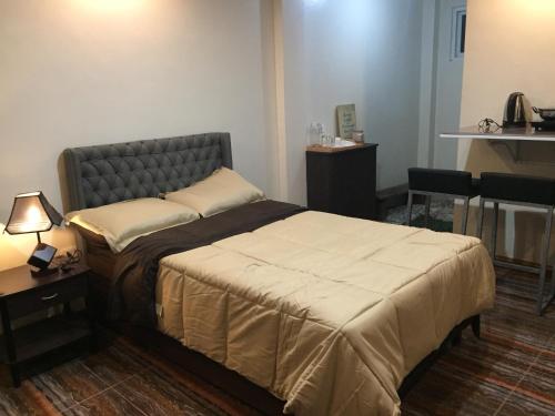 DaetMIRASOL Residences的酒店客房配有一张床铺和一张桌子。