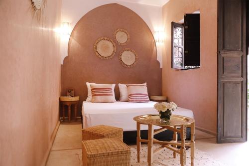 极乐鸟摩洛哥传统庭院住宅客房内的一张或多张床位