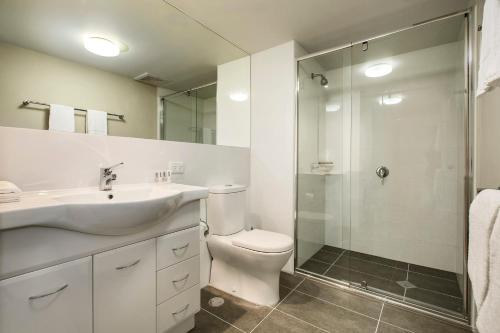洛坎普顿罗克汉普顿之客公寓式酒店的浴室配有卫生间、盥洗盆和淋浴。