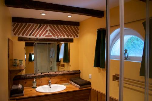 LimerayChambre d'hôtes Le Clos的一间带水槽和镜子的浴室