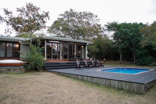 Khangela Private Game Lodge - Self Catering - Bedrooms are 3 Separate Chalets - Hluhluwe内部或周边的泳池