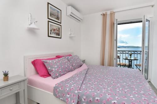 卡梅纳里Hajdi的一间卧室配有一张床,享有海景