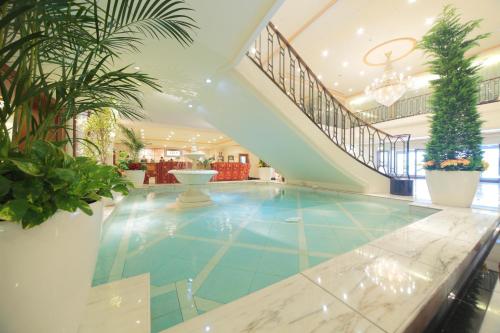 京都日航国际酒店的大堂的游泳池,设有楼梯