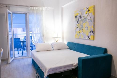 尼基季Anna的一间卧室配有一张床和一张蓝色的沙发