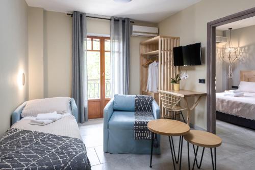 托隆Oasis Apartments的客厅配有沙发和1张床