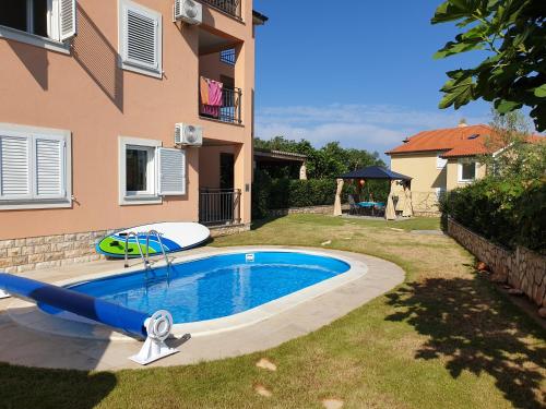 Apartment mit Pool & Garten in Soline, Insel Krk内部或周边的泳池