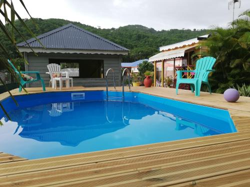 德赛Au Sable D'Or - Spa - WIfi- Piscine的一座蓝色的游泳池